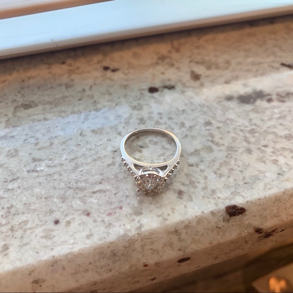 SOLD IGI certified Diamond halo ring - Picture 6 of 7